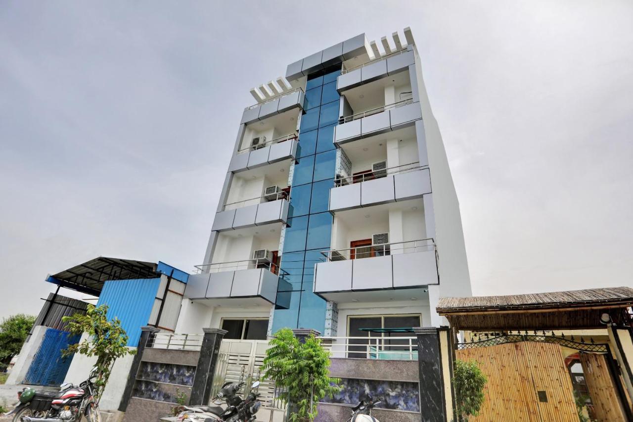 Oyo 82100 Golden Residency โนอิดา ภายนอก รูปภาพ