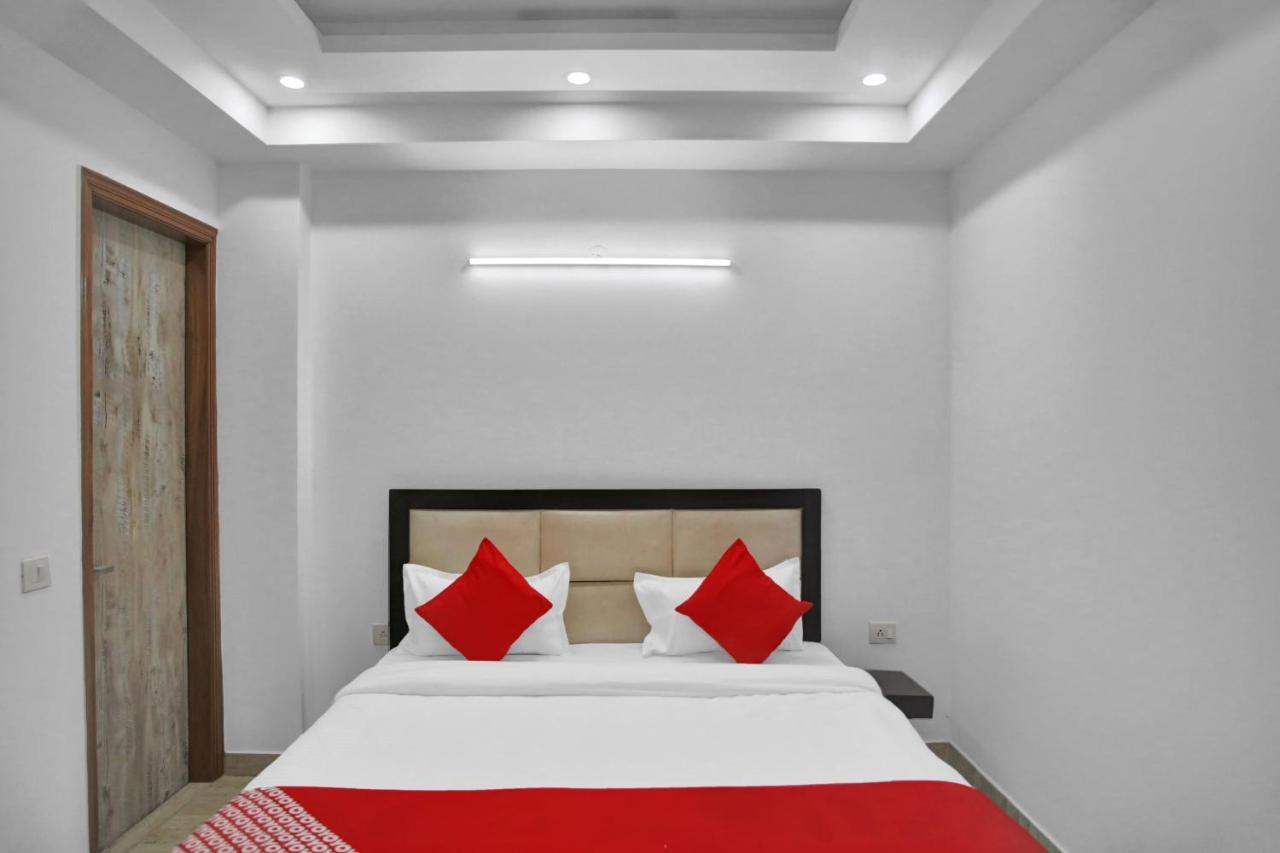 Oyo 82100 Golden Residency โนอิดา ภายนอก รูปภาพ
